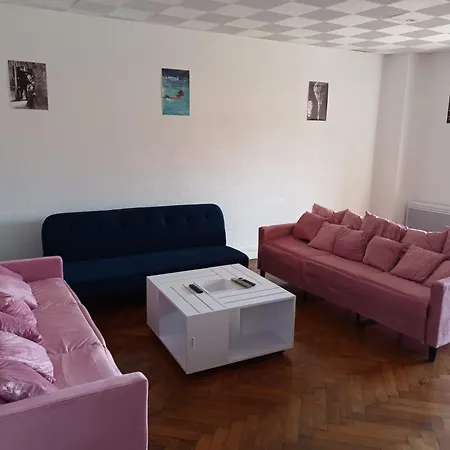 2 A Entierement Renove Apartment *